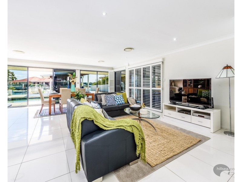 1 Dobell Avenue, Paradise Point QLD 4216