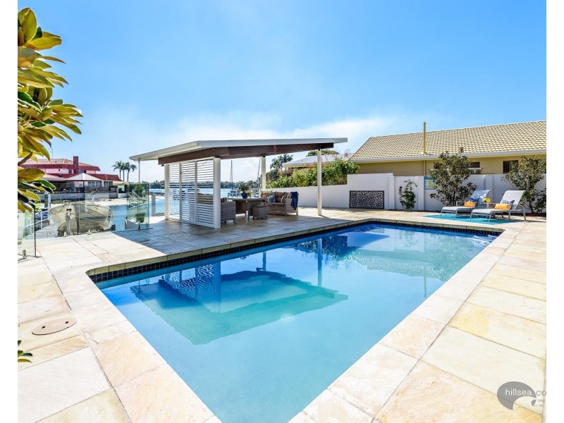 1 Dobell Avenue, Paradise Point QLD 4216