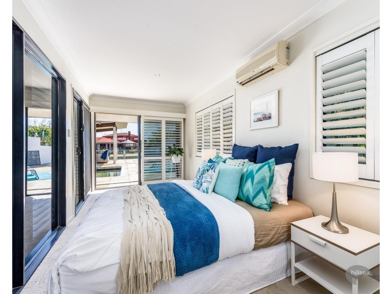 1 Dobell Avenue, Paradise Point QLD 4216