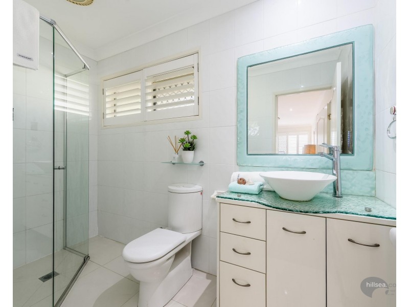 1 Dobell Avenue, Paradise Point QLD 4216