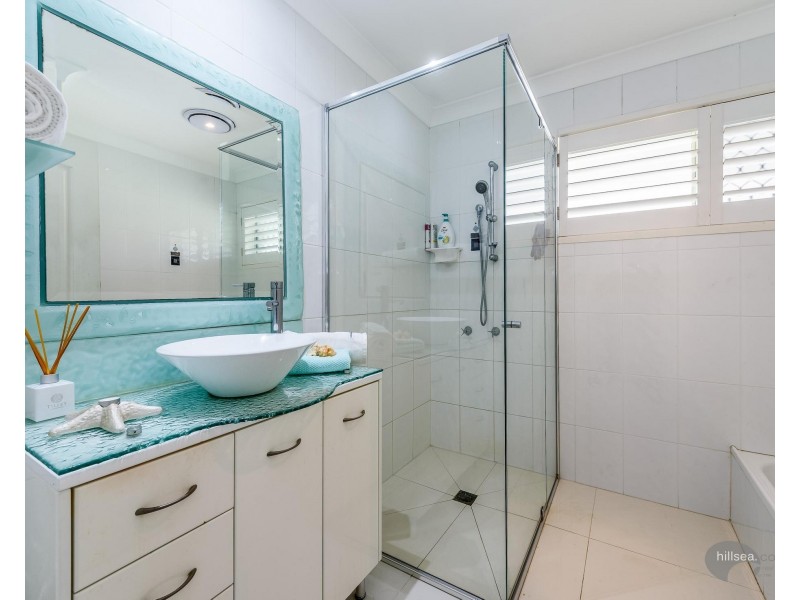 1 Dobell Avenue, Paradise Point QLD 4216