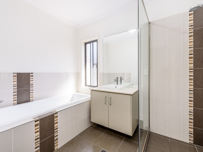 48 Mcauley Parade, Pacific Pines QLD 4211