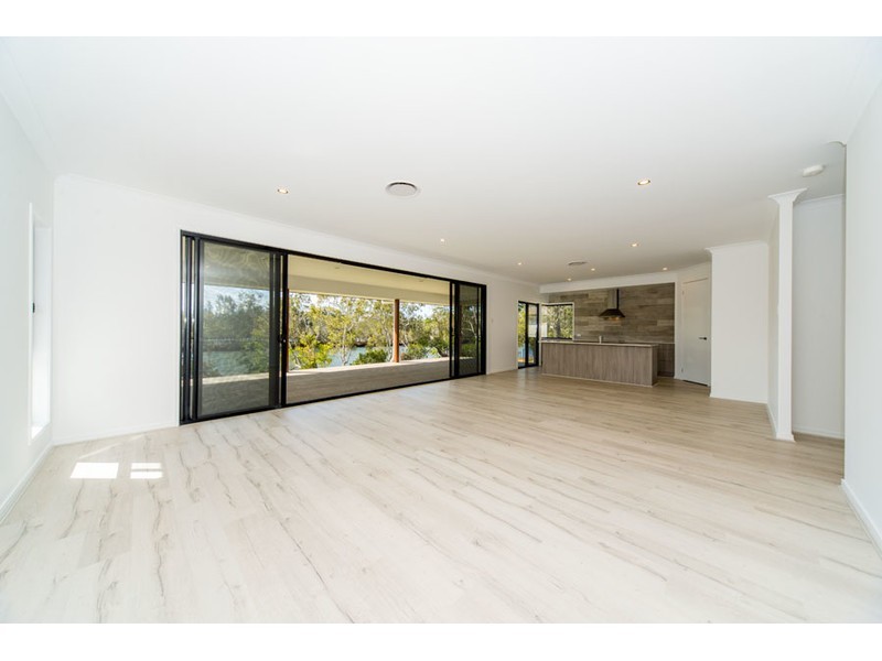 26 Waterside Esplanade, Helensvale QLD 4212