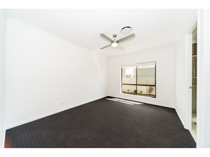 26 Waterside Esplanade, Helensvale QLD 4212