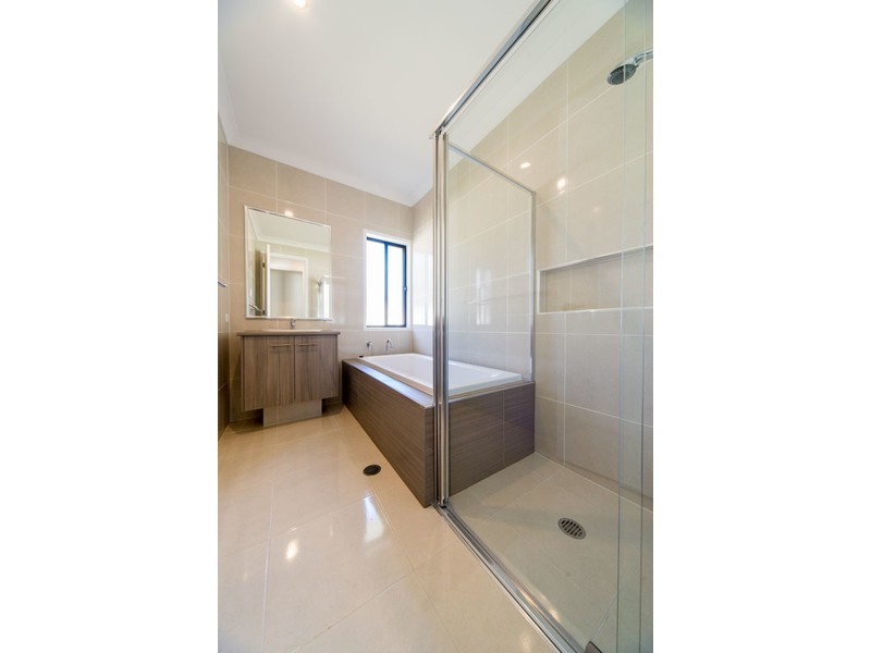 26 Waterside Esplanade, Helensvale QLD 4212