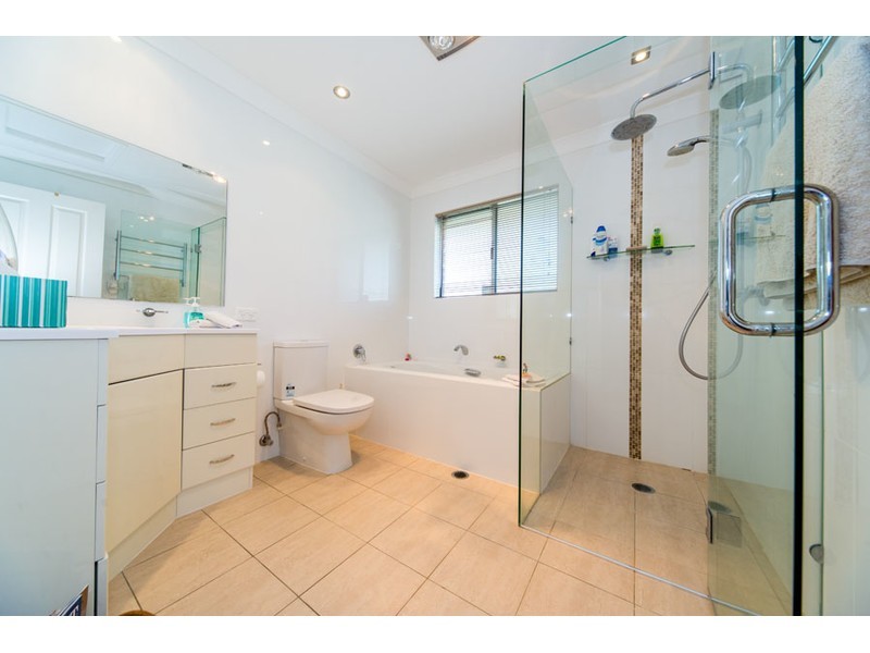 70 Parkes Drive, Helensvale QLD 4212