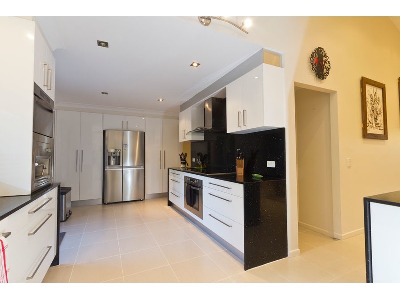 18 Wilmot Place, Helensvale QLD 4212