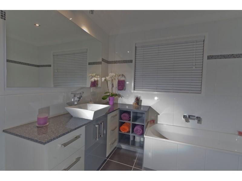 18 Wilmot Place, Helensvale QLD 4212