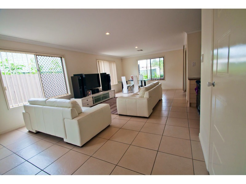 2/11 Lauren Grove, Upper Coomera QLD 4209