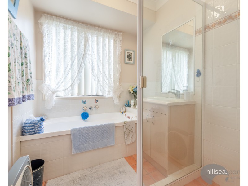 4 Mitaro Rise, Pacific Pines QLD 4211