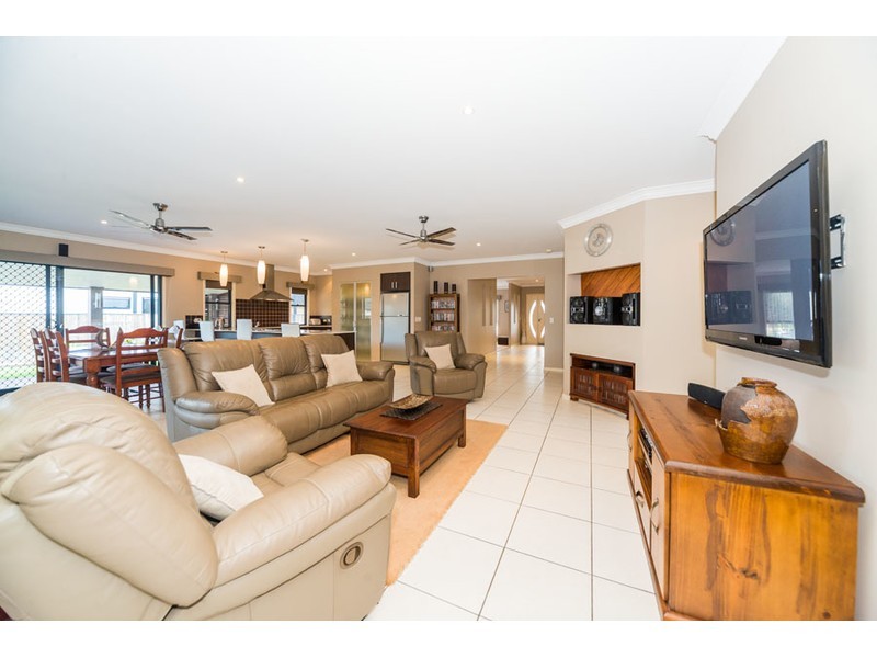 9 St Maarten Crescent, Oxenford QLD 4210