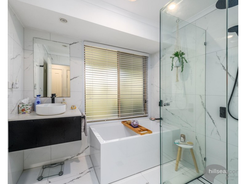 235 Mildura Drive, Helensvale QLD 4212