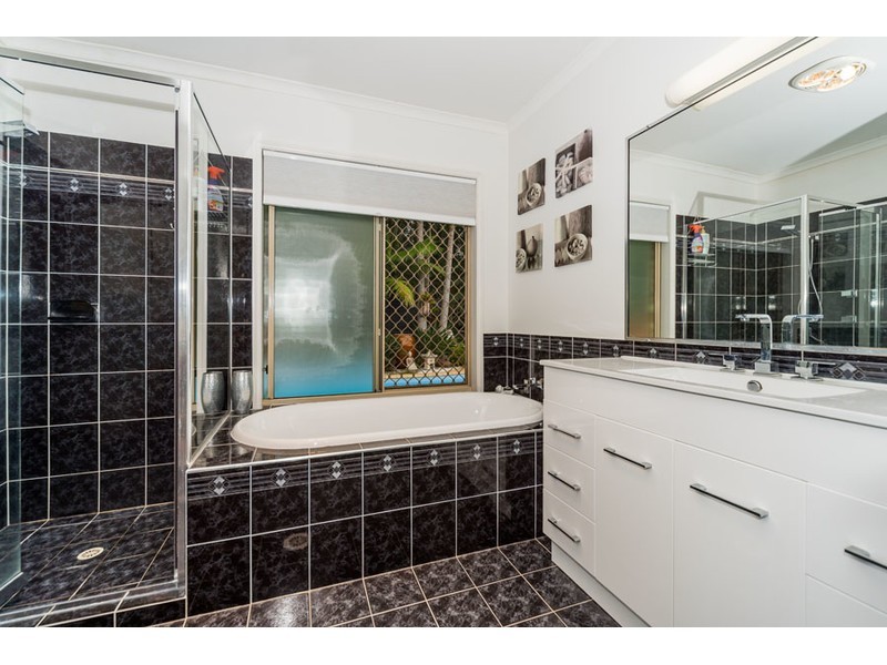 2 Greenbank Circuit, Carrara QLD 4211