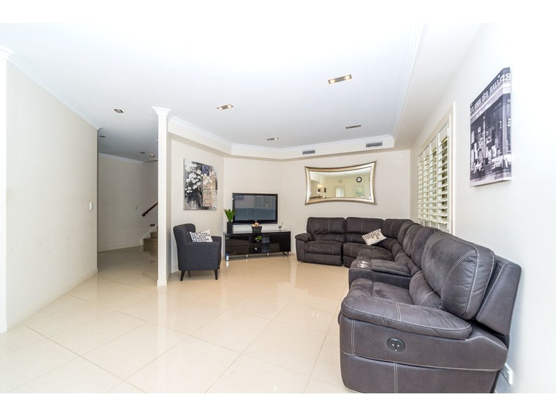 1 Zenith Crescent, Pacific Pines QLD 4211