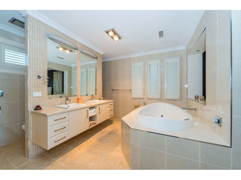 1 Zenith Crescent, Pacific Pines QLD 4211