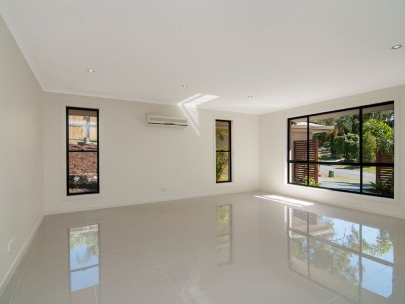 8 Robe Court, Helensvale QLD 4212