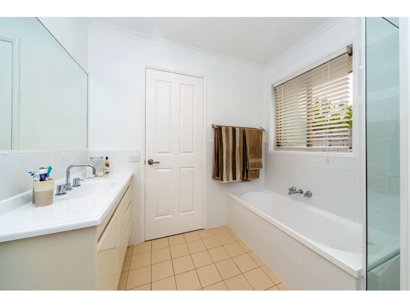 16 Bexley Place, Helensvale QLD 4212
