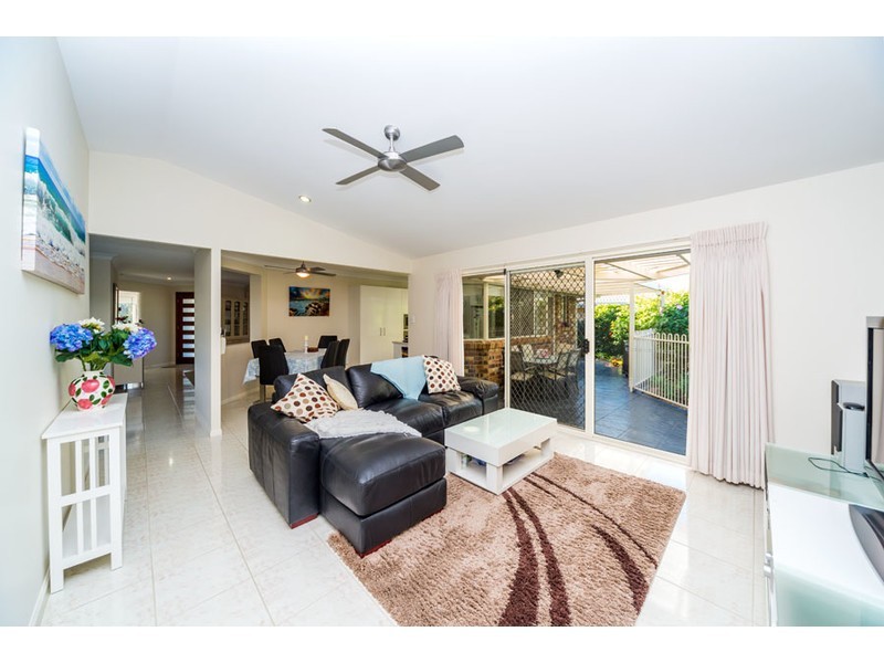 23 Lakeshore Drive, Helensvale QLD 4212