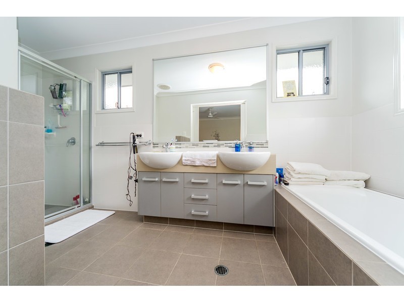 1 Caragh Crescent, Oxenford QLD 4210