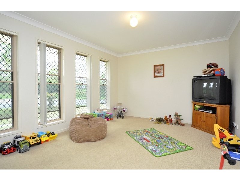 22 Stoneleigh Way, Holmview QLD 4207