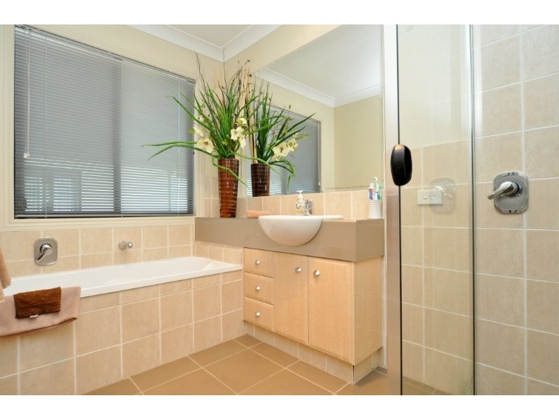 21 Calmwater Crescent, Helensvale QLD 4212