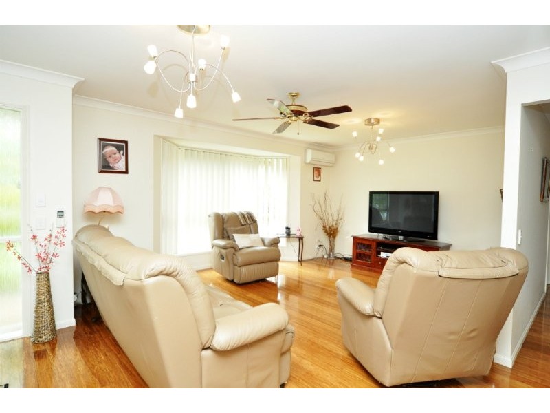 29 Enderbury Crescent, Pacific Pines QLD 4211