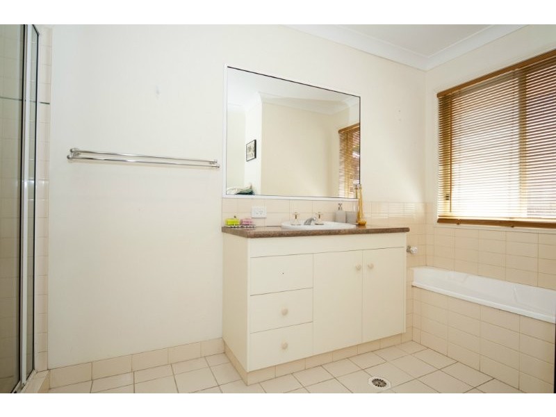 1 Regal Court, Highland Park QLD 4211