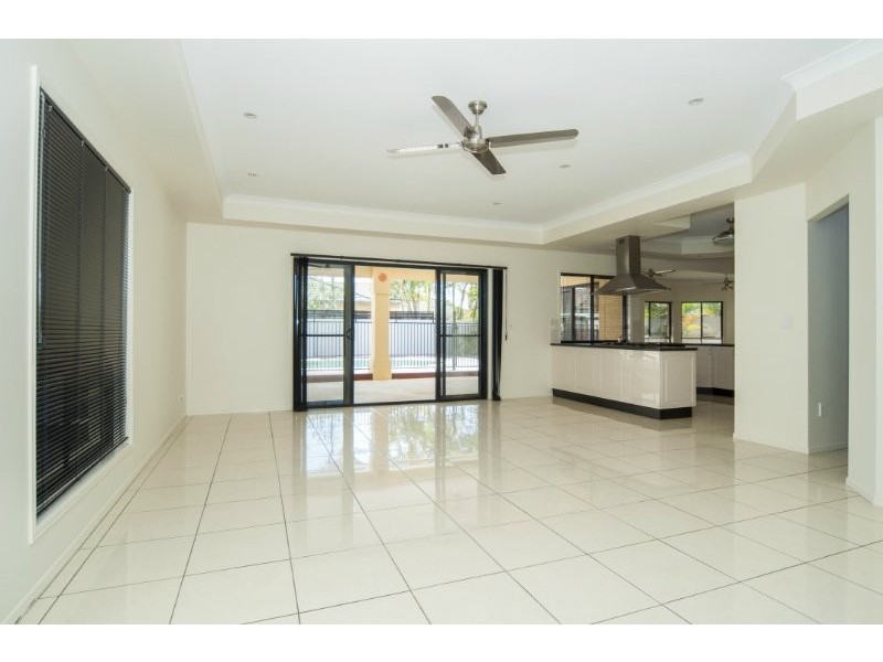 17 Calmwater Crescent, Helensvale QLD 4212