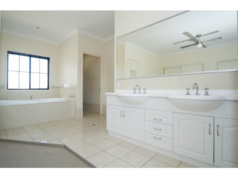 17 Calmwater Crescent, Helensvale QLD 4212