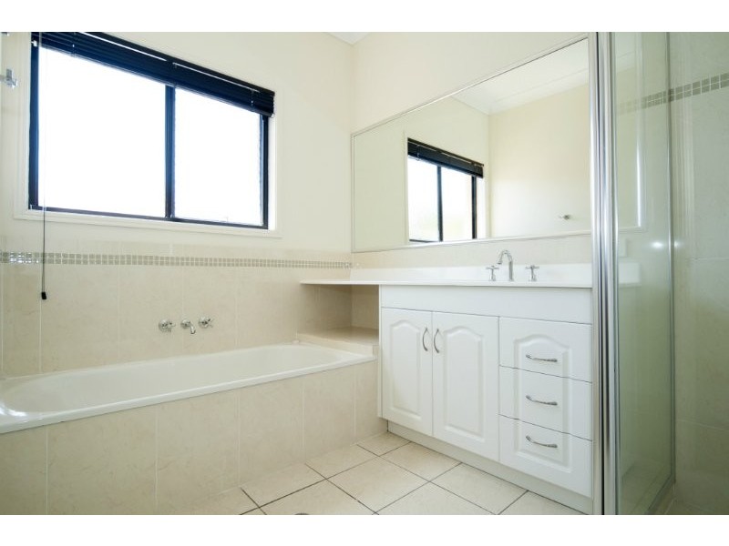 17 Calmwater Crescent, Helensvale QLD 4212