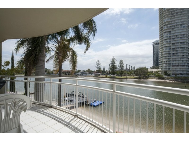 4/3 Vernia Place, Biggera Waters QLD 4216