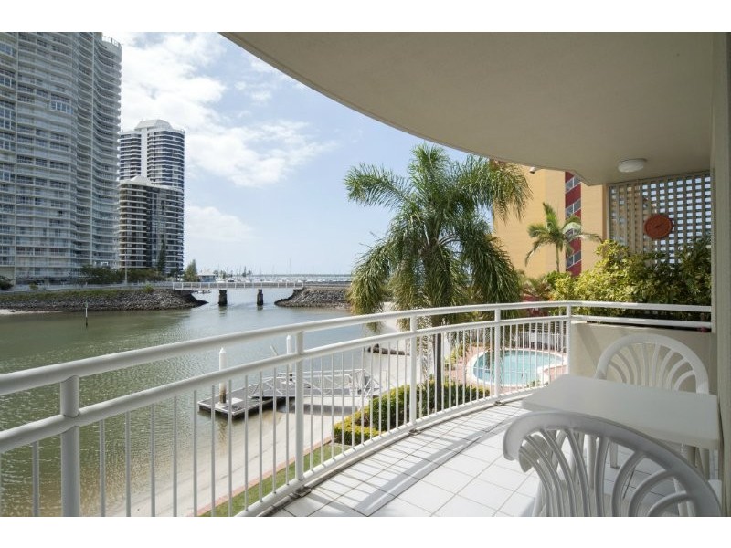 4/3 Vernia Place, Biggera Waters QLD 4216