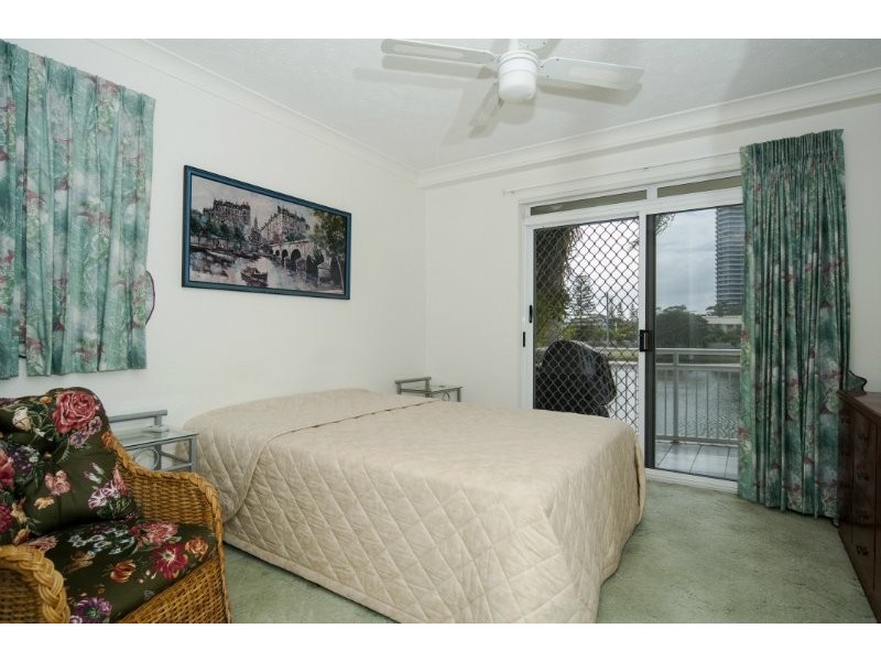 4/3 Vernia Place, Biggera Waters QLD 4216