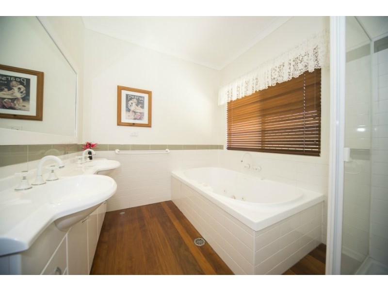 8 Iragana Street, Hope Island QLD 4212