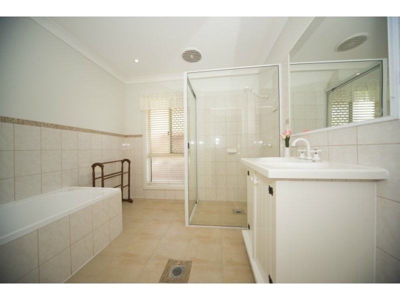 8 Iragana Street, Hope Island QLD 4212