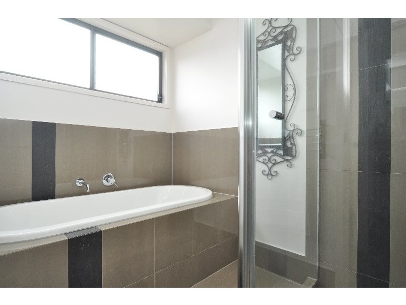 137 Wunburra Circle, Pacific Pines QLD 4211