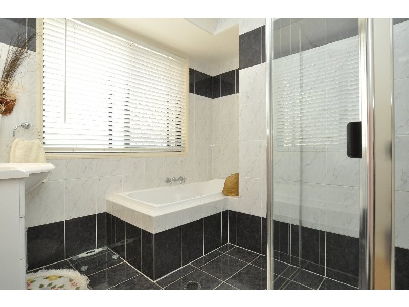 11 Mitaro Rise, Pacific Pines QLD 4211