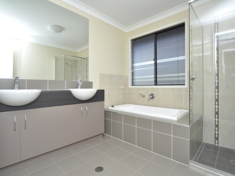 92 Wunburra Circle, Pacific Pines QLD 4211
