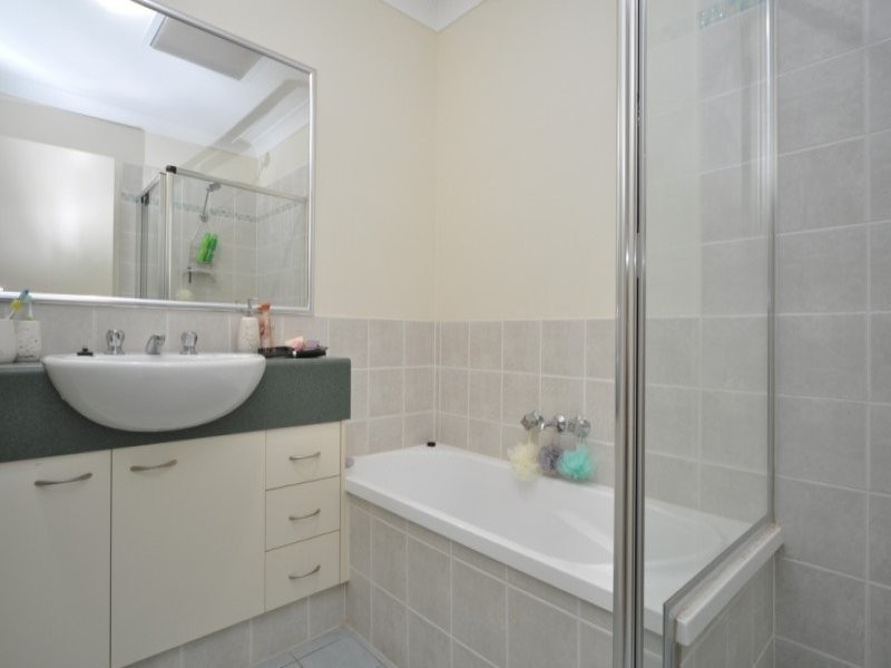 27/2 Bos Drive, Coomera QLD 4209