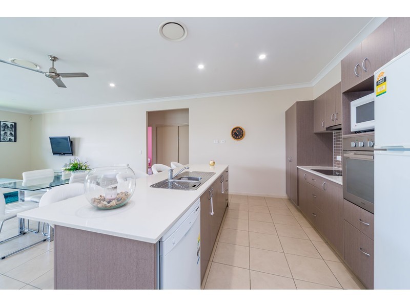 4 Settlers Avenue, Maudsland QLD 4210