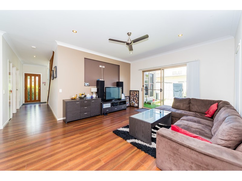 1/18 Fourth Avenue, Labrador QLD 4215