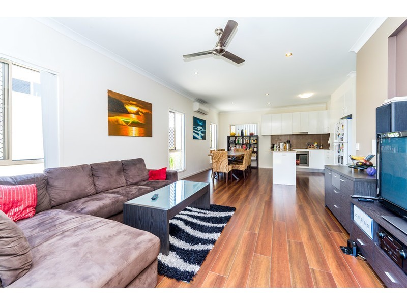 1/18 Fourth Avenue, Labrador QLD 4215