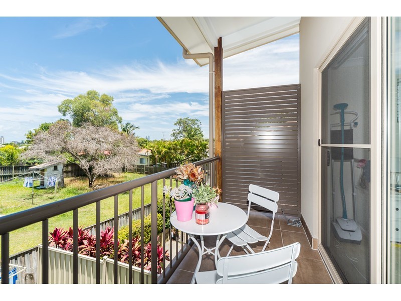 1/18 Fourth Avenue, Labrador QLD 4215