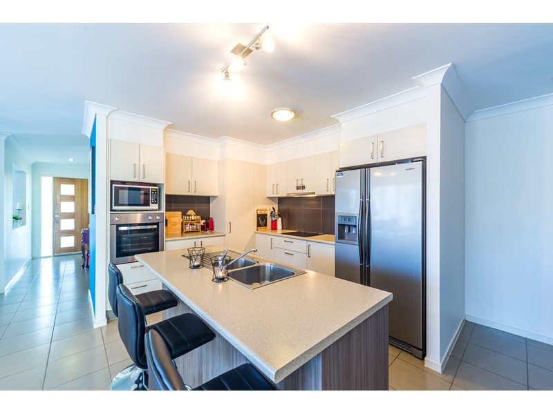 5 Kabi Place, Pacific Pines QLD 4211