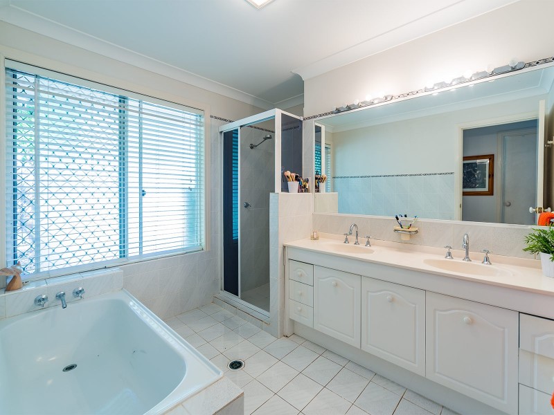 90 California Drive, Oxenford QLD 4210