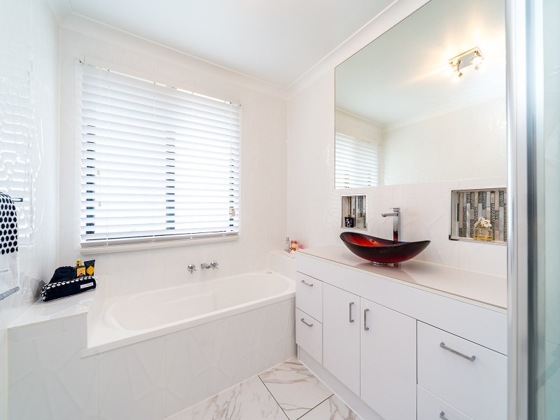 8 Cobb & Co Drive, Oxenford QLD 4210