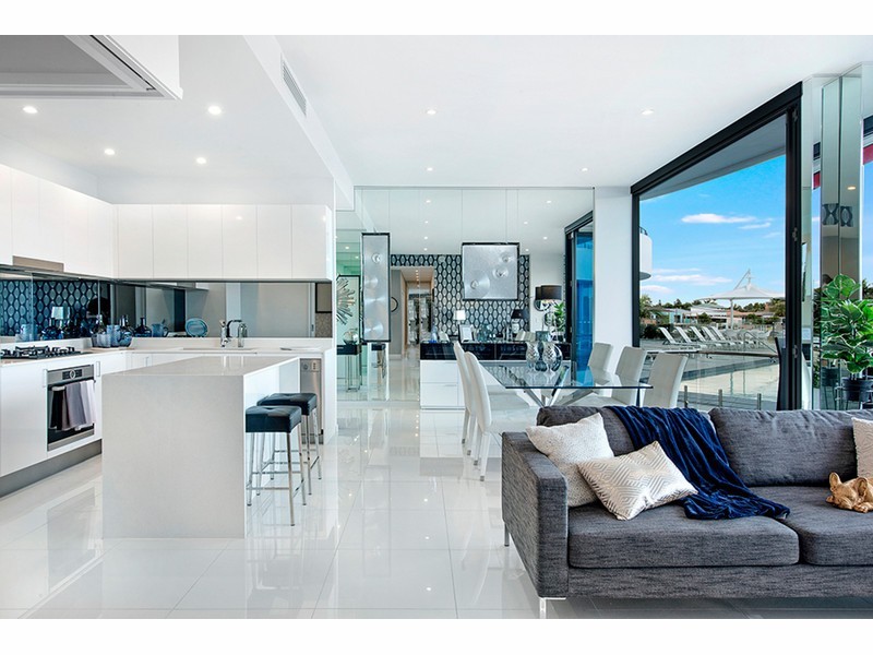 5 Harbour Side Court, Biggera Waters QLD 4216