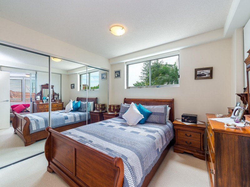 4/242 Marine Parade, Labrador QLD 4215