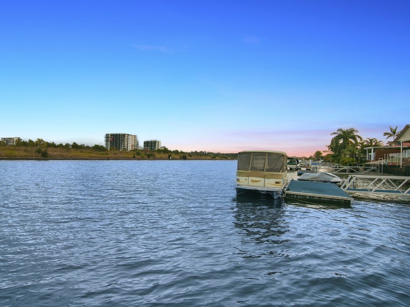 8 Anchorage Way, Biggera Waters QLD 4216