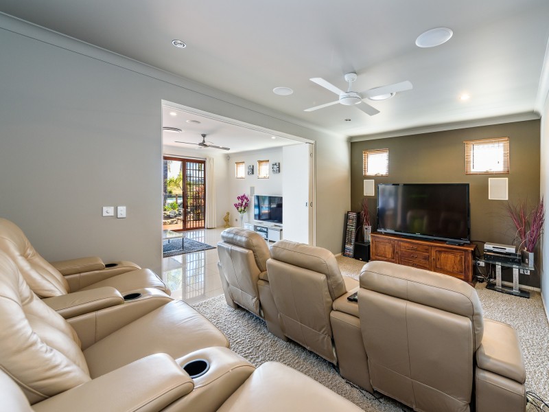 8 Anchorage Way, Biggera Waters QLD 4216